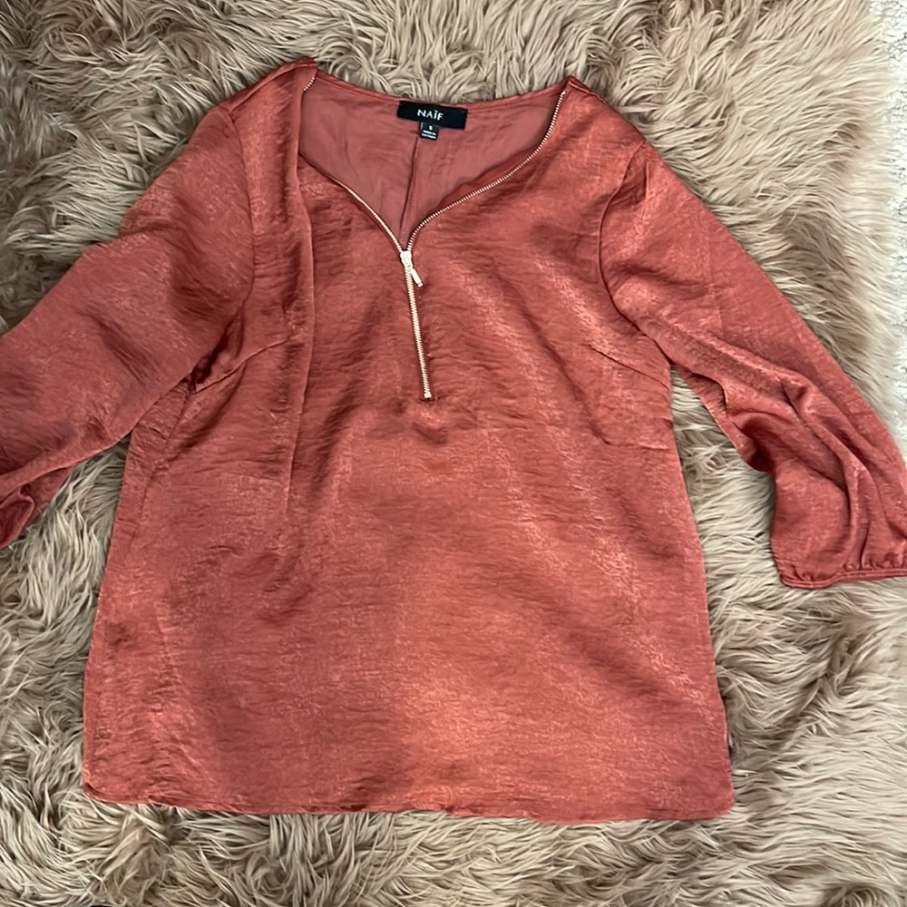 Dark coral top with gold zipper in front size Sm